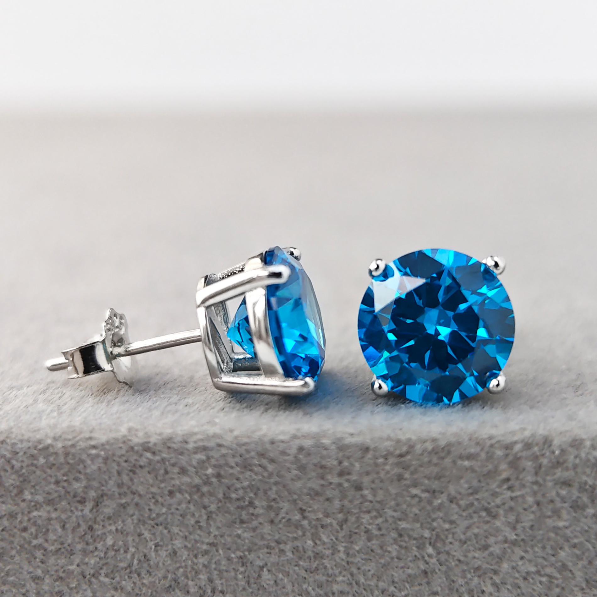 Easy Stud Earrings with Three-Carat Design